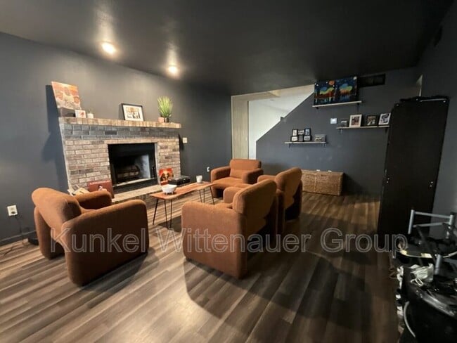 Building Photo - 1935 Chevy Dr