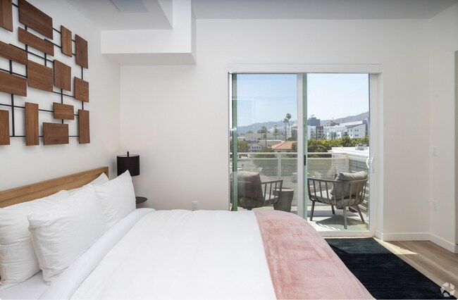Building Photo - 1530 Cassil Place. Los Angeles, CA 90028