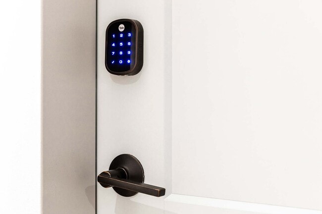 ¡Deja entrar a amigos, familiares o a un paseador de perros de forma remota con tranquilidad! Tecnología para el hogar disponible en cada hogar. - Pacifica Park Apartments