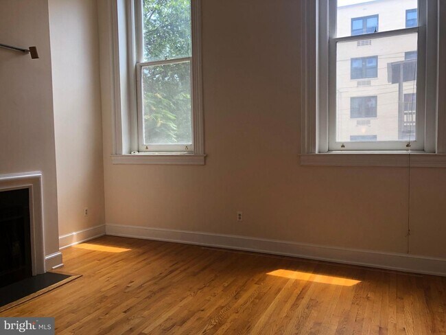 Foto del edificio - 301 G St NE