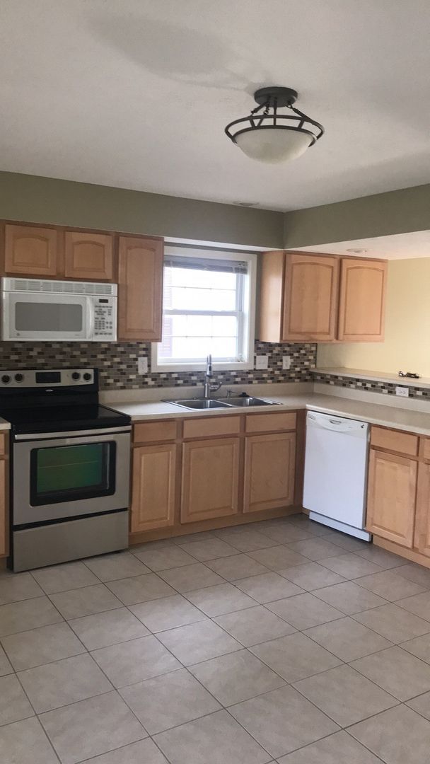 Foto del edificio - 3 Bedroom Townhouse Available July 2026. M...