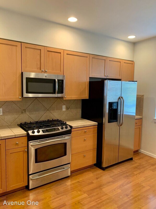Building Photo - 2 br, 2.5 bath House - 10812 Slater Ave NE