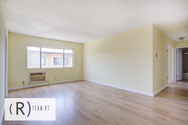 Foto del edificio - Newly Remodeled Beautiful Second Floor Uni...
