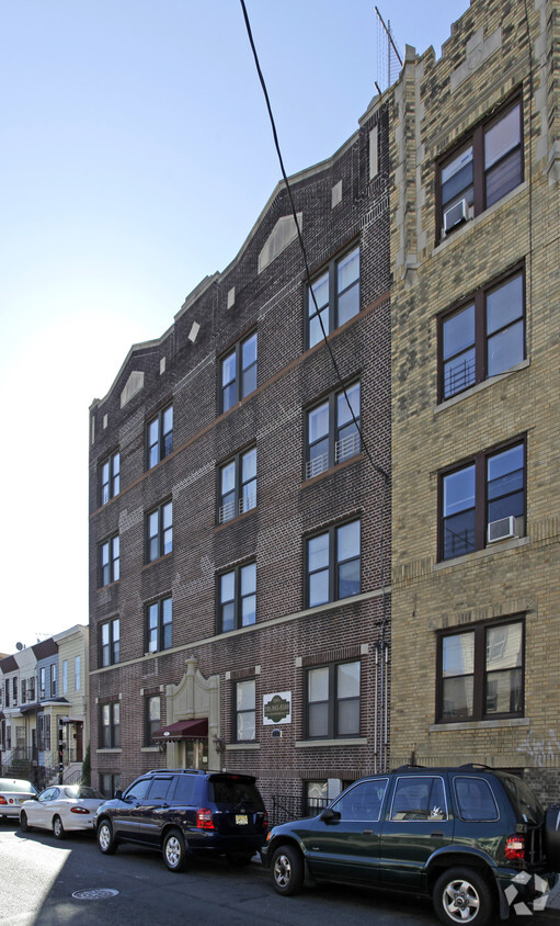 Building Photo - The Courtyard Apartments