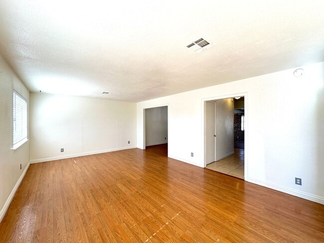 Building Photo - CHARLESTON HEIGHTS