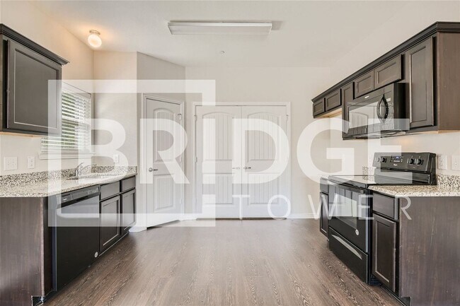 Foto del edificio - 1344 Lakecrest Ln