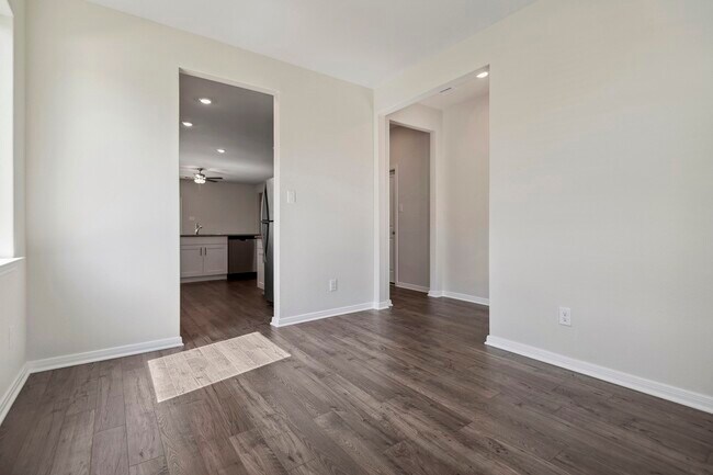 Building Photo - 15875 Berry Hl Dr