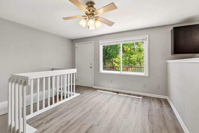 Foto del edificio - $2,120.95 with $300 off the first month's rent, 2 Beds - 2 Bath, Duplex in Lakewood with Cozy Car...