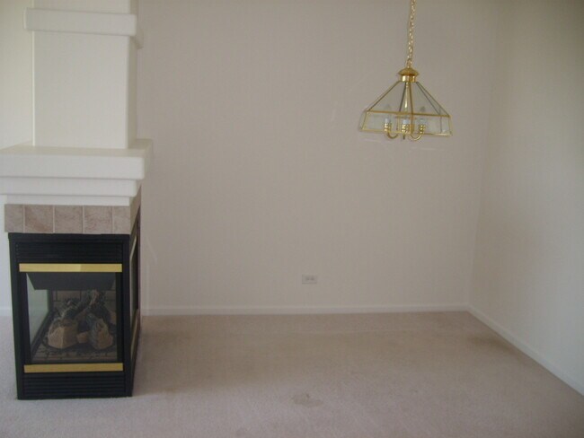 Foto del edificio - 534 Cary Woods Cir