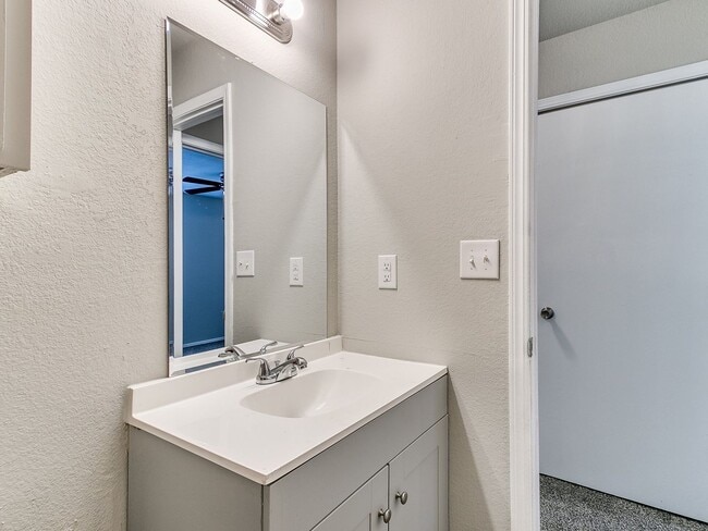 Building Photo - Updated 3 Bedroom, 2 Bathroom Duplex in the Heart of Broken Arrow!