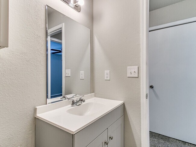 Foto del edificio - Updated 3 Bedroom, 2 Bathroom Duplex in the Heart of Broken Arrow!