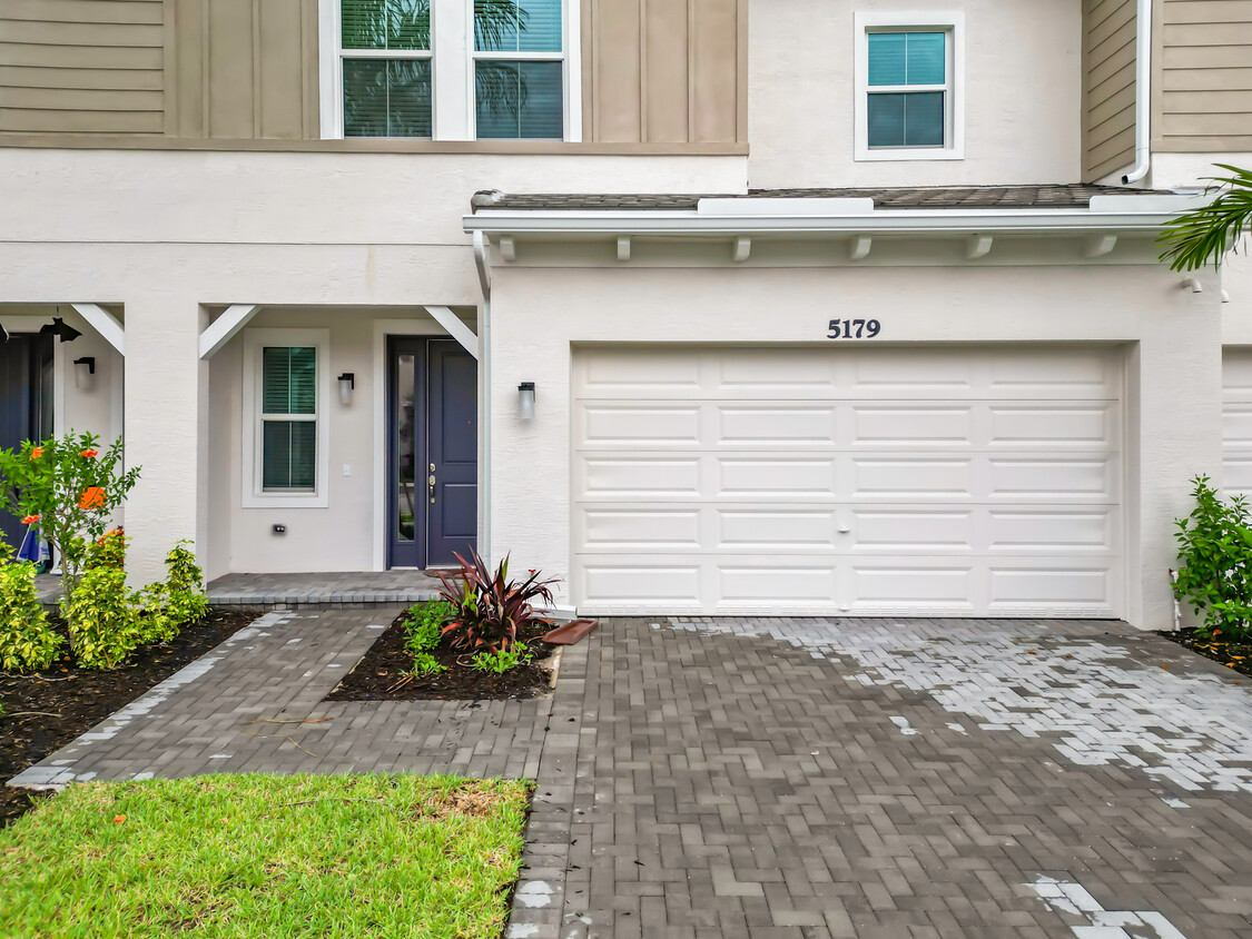 Foto principal - 5179 Willow Creek Dr