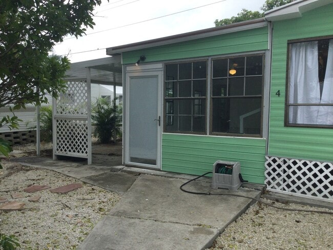 Building Photo - **Price recently lowered** 2 Bed/1 Bth Hom...