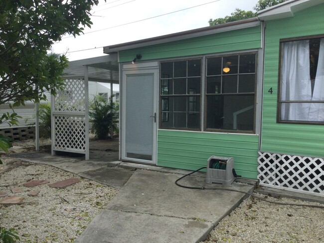 Building Photo - Updated 2 Bedroom 1 Bath Home Located in S...