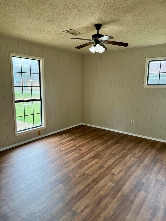 Foto del edificio - 103 Dorman Ave