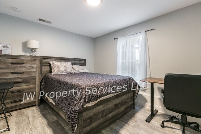 Foto del edificio - Stunning 3BR/3BA Home Near Downtown – Furnished or Unfurnished Options Available