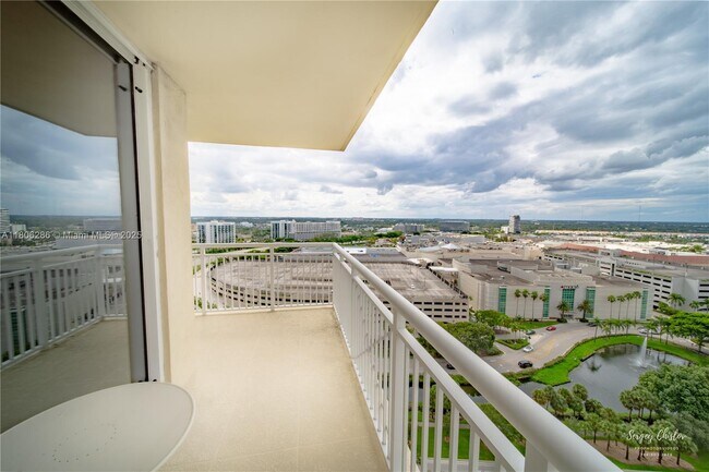 Foto del edificio - 19501 W Country Club Dr