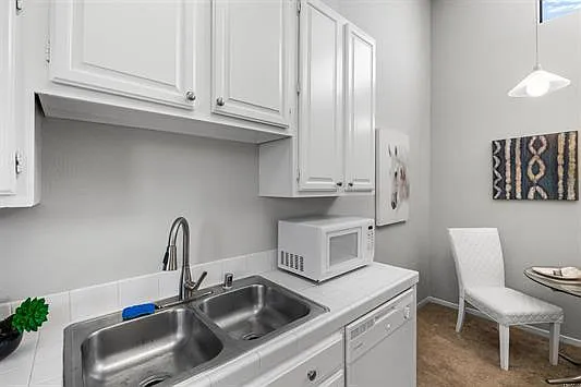 Building Photo - Beautifully Upgraded 2 Bedroom Condo Now A...