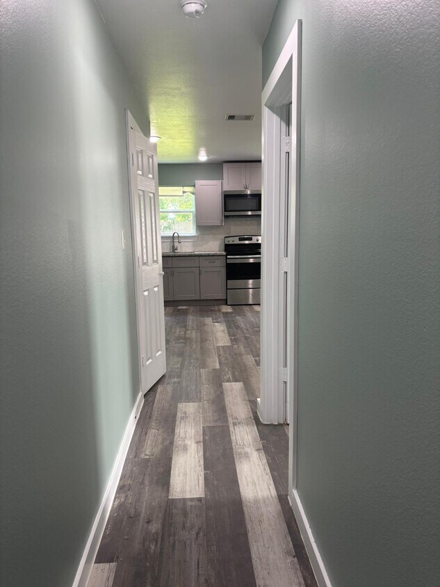 Foto principal - 8220 Crestview Dr