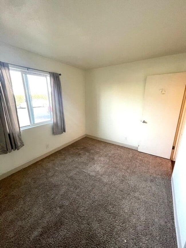 Foto del edificio - Downstairs 3 bedroom / 2 bath w/garage