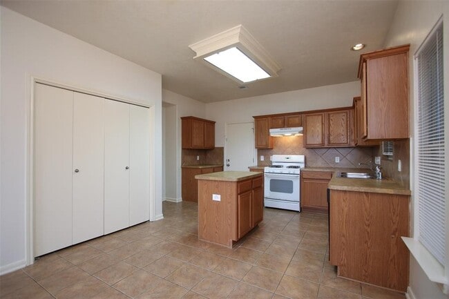 Building Photo - Move in Ready!! 3 bed/3 bath in Spring!