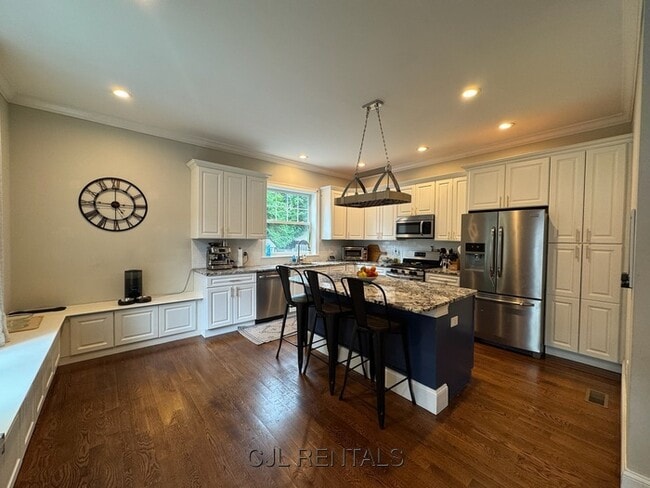 Building Photo - 10 Cypress Park