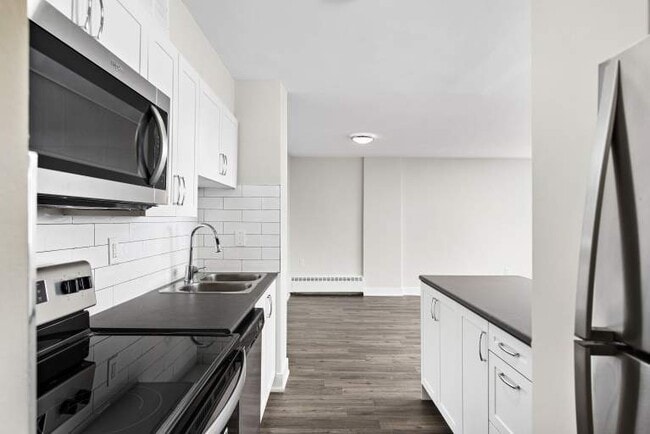 Building Photo - 3390 Keele St