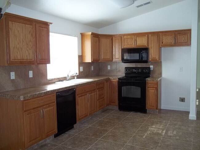 Foto del edificio - 3 BR home near Central High East campus, good access to HWY 99