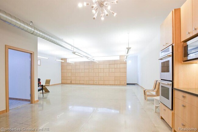 Building Photo - 3020 E Grand Blvd