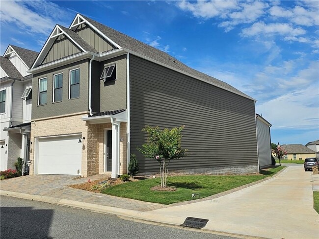 Building Photo - 123 Village Green Ave