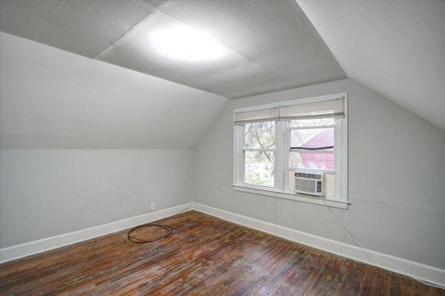 Building Photo - Splendid 2 Bed, 1 Bath Duplex by Northgate...
