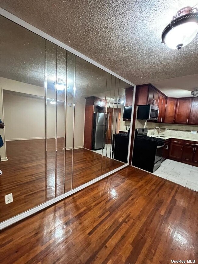 Foto del edificio - 1319 Blake Ave