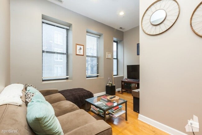 Building Photo - 1 br, 1 bath Condo - 705 N Milwaukee Ave