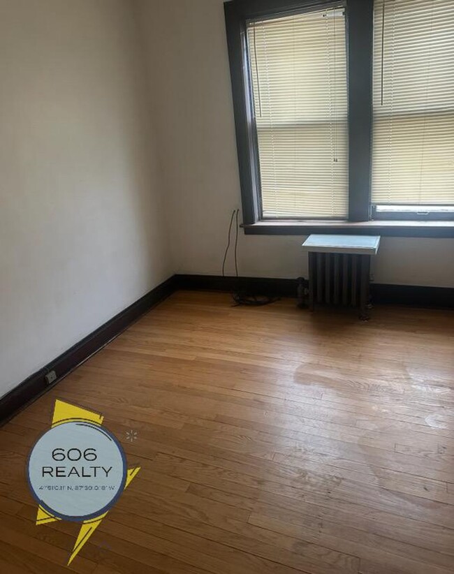 Building Photo - Beautiful Large Berwyn Apts on Wesley!