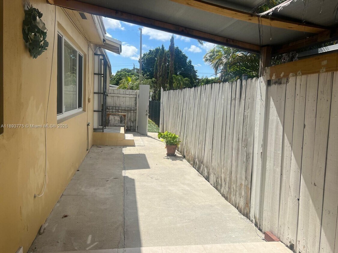 Foto principal - 4361 SW 3rd St