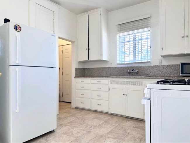 Building Photo - 1016 W 108th St