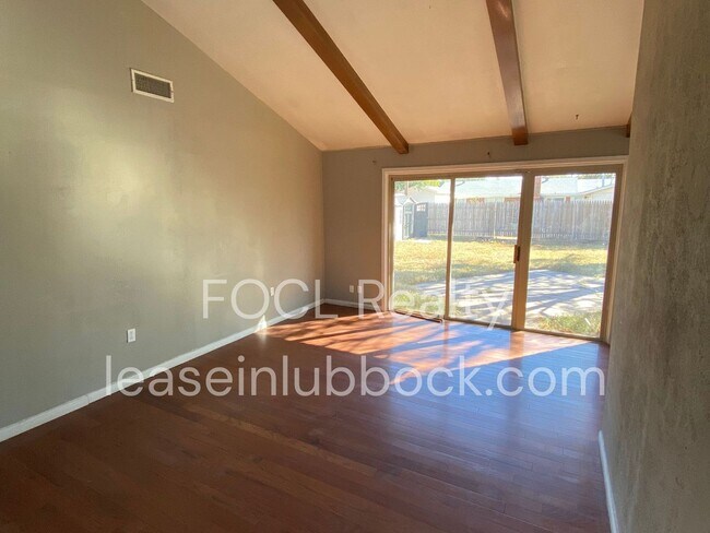 Foto del edificio - 3 bed 2 bath