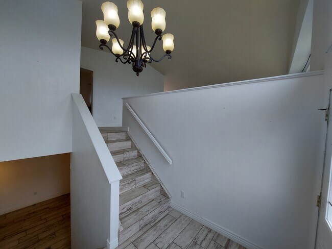 Building Photo - 415 Thames Dr