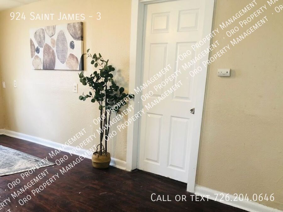 Building Photo - 924 Saint James-3