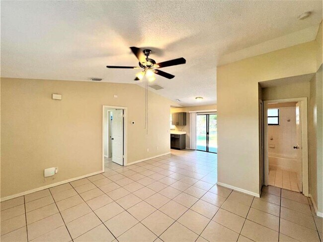 Foto del edificio - 555 NW Conover St