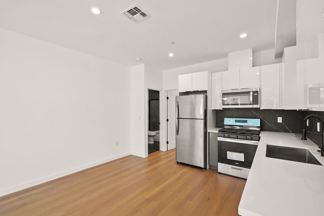 Building Photo - 1731 S New Hampshire Ave