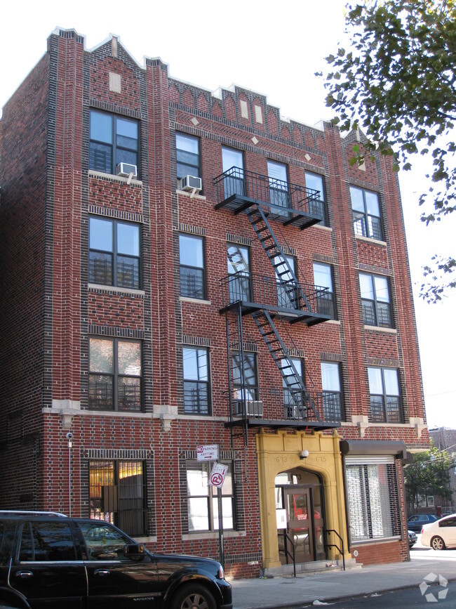 Building Photo - 675 Miller Ave