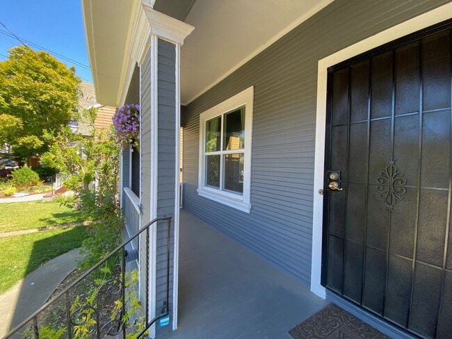 Building Photo - Spacious, Quiet N. Berk. House w/ a Large Private Backyard