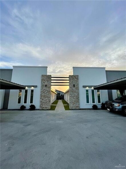 Building Photo - 404 Rafael Dr