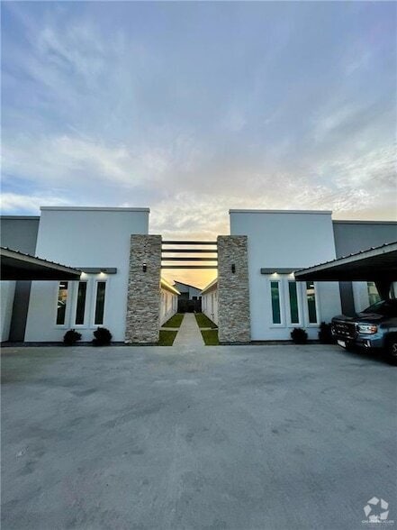 Building Photo - 404 Rafael Dr