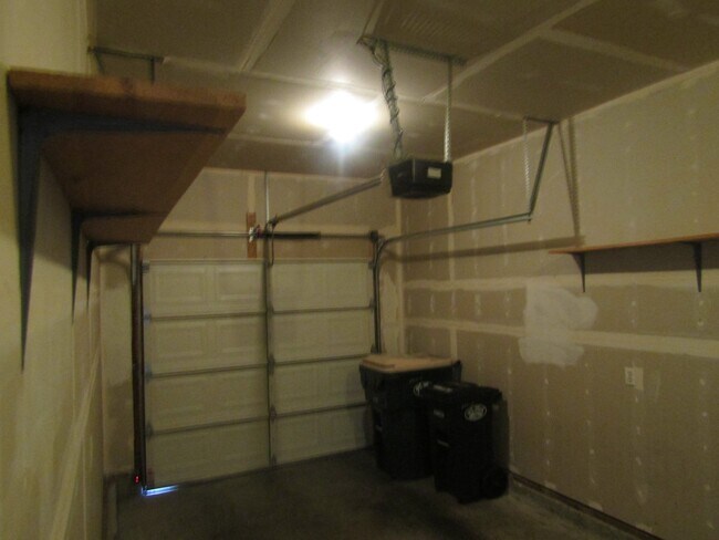 Building Photo - 2 Bed 2.5 Bath Townhouse with Lake access