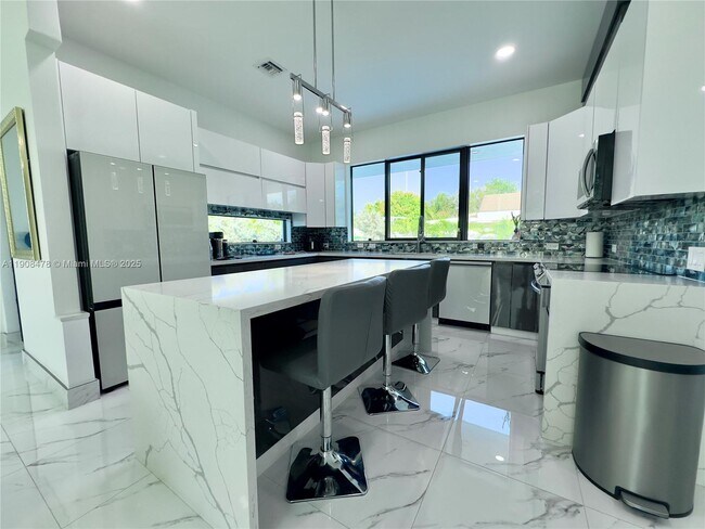 Foto del edificio - 2342 McKinley St