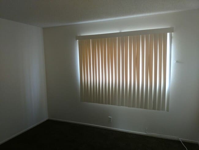 Building Photo - 1 bedroom 1 bathroom westside apt