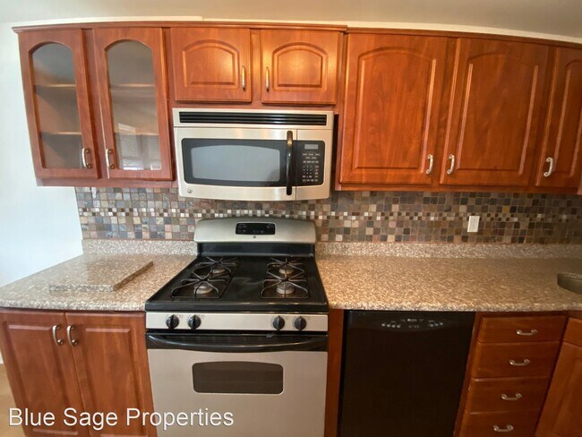 Building Photo - 3 br, 1 bath House - 917 Poplar Ave