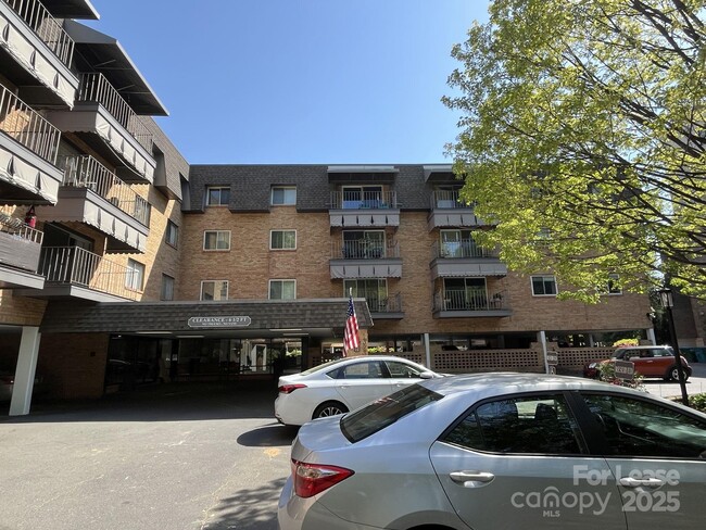 Building Photo - 1323 Queens Rd